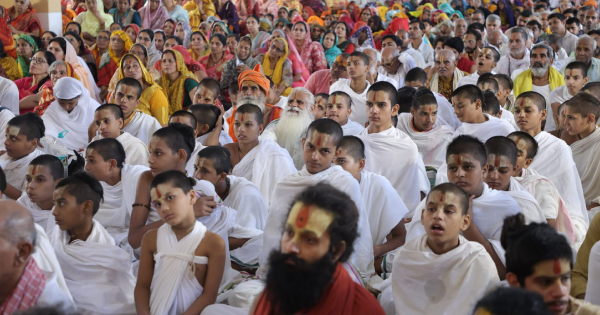डीग स्थित श्रीजड़खोर गोधाम में आयोजित श्रीकृष्ण बलराम गो-आराधन महोत्सव में श्रीरैवासा धाम श्रीअग्रपीठाधीश्वर एवं वृंदावन धाम श्रीमलूकपीठाधीश्वर राजेंद्र दास महाराज से श्रीमद्भावत कथा सुनते श्रद्धालु।
