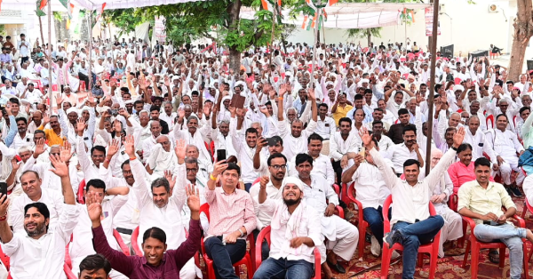 दौसा के लालसोट में कांग्रेस के वोट चोर, गद्दी छोड़ अभियान के दौरान कांग्रेस कार्यकर्ता मौजूद रहे।