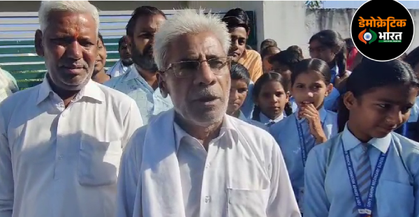 ग्रामीणों के साथ धरना दे रहे पूर्व सरपंच कैलाश शर्मा।
