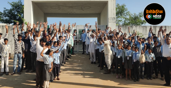 बगरू के मंदाऊ स्थित राजकीय उच्च माध्यमिक विद्यालय के गेट पर तीन दिन से ताला लगाकर प्रिंसिपल के तबादले को रद्द करने की मांग करते ग्रामीण और विद्यार्थी।