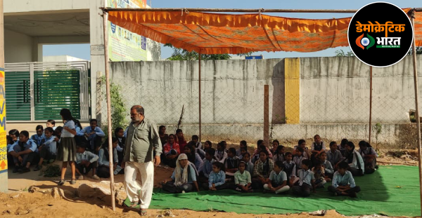 बगरू के मंदाऊ स्थित राजकीय उच्च माध्यमिक विद्यालय के बाहर टैंट लगाकर तीन दिन से धरने पर बैठे विद्यार्थी।