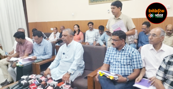 खांसी की सिरप डेक्सट्रोमैथोर्फन एचबीआर की गुणवत्ता को लेकर प्रेस कॉन्फ्रेंस में जानकारी देते चिकित्सा मंत्री गजेन्द्र सिंह खींवसर।