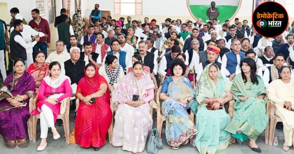 प्रदेश कांग्रेस मुख्यालय में आयोजित मीटिंग में उपस्थित कांग्रेस के कार्यकर्ता।