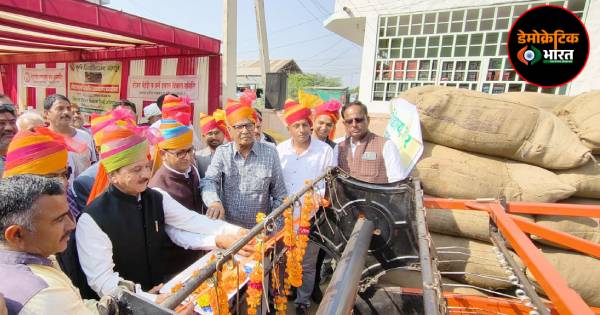 हिना हार्वेस्टर मशीन की विधिवत् पूजा करते जोधपुर कृषि विश्वविद्यालय के कुलगुरु प्रो. वीएस जैतावत।