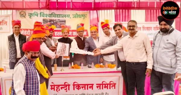 मेहंदी किसान समिति को हिना हार्वेस्टर मशीन की चाबी सौंपते जोधपुर कृषि विश्वविद्यालय के कुलगुरु प्रो. वीएस जैतावत।