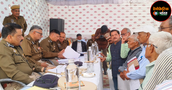 जनसुनवाई में आए परिवादियों की समस्या सुनते पुलिस कमिश्नर सचिन मित्तल।