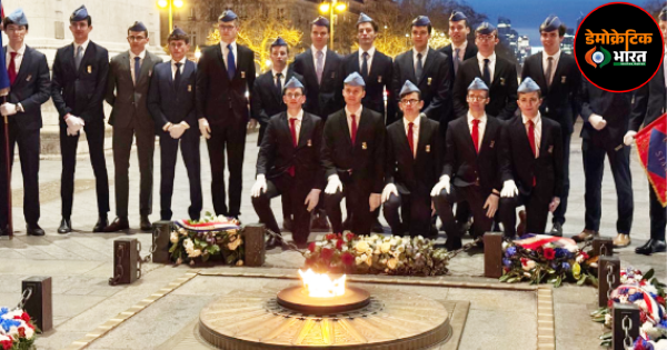 पेरिस के विजय द्वार पर पुलवामा शहीदों को श्रद्धांजलि देते फ्रांसीसी अफसर।