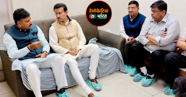 नेता प्रतिपक्ष टीकाराम जूली से उनकी मां की तबीयत की जानकारी लेते उद्योग मंत्री राज्यवर्धन सिंह राठौड़ और वन मंत्री संजय शर्मा।