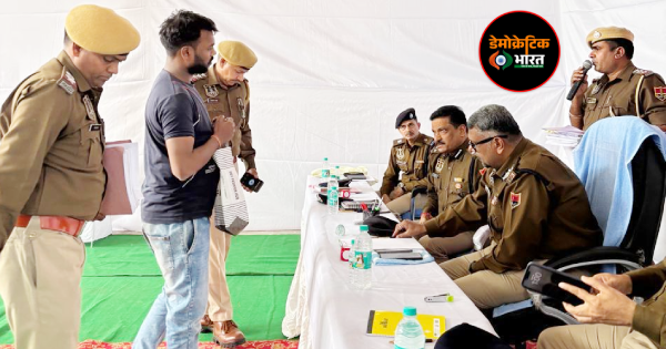 जनसुनवाई के दौरान परिवादी की समस्या सुनते पुलिस कमिश्नर सचिन मित्तल।