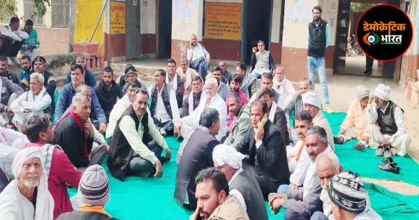 अलवर जिला परिषद सीईओ के बाहर धरने पर बैठे प्रधान संगम चौधरी समर्थक।