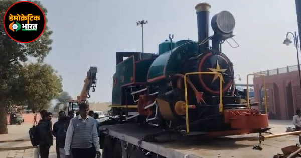 स्टेशन परिसर के बाहर विरासत के रूप में स्थापित विंटेज स्टीम इंजन।