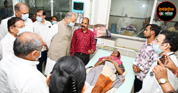 कोटा अस्पताल में पीड़ितों के परिजनों से हाल-चाल जानते पूर्व सीएम अशोक गहलोत।