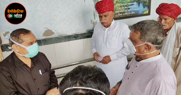 SMS अस्पताल में ICU के बाहर चिकित्सा मंत्री गजेन्द्र खींवसर को समझाते डॉक्टर्स।