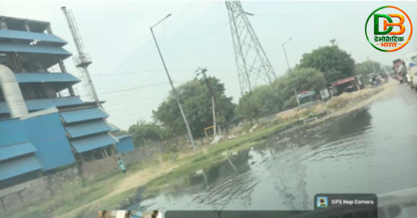 सांगानेर में सीईटीपी प्लांट के बाहर सड़क पर फैला हुआ कैमिकल वाला पानी।